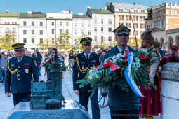 104. rocznica wyzwolenia spod władzy zaborczej – złożenie kwiatów pod tablicą pamiątkową na
