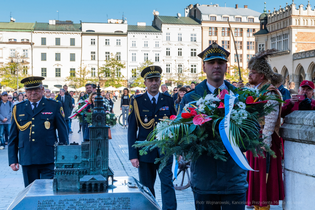 104. rocznica wyzwolenia spod władzy zaborczej – złożenie kwiatów pod tablicą pamiątkową na  Autor: P. Wojnarowski
