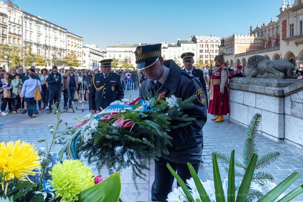 104. rocznica wyzwolenia spod władzy zaborczej – złożenie kwiatów pod tablicą pamiątkową na  Autor: P. Wojnarowski