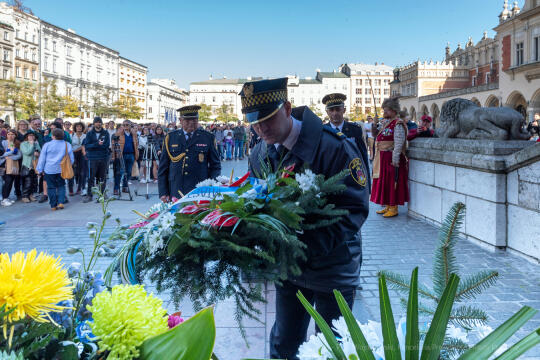 104. rocznica wyzwolenia spod władzy zaborczej – złożenie kwiatów pod tablicą pamiątkową na