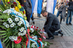 104. rocznica wyzwolenia spod władzy zaborczej – złożenie kwiatów pod tablicą pamiątkową na