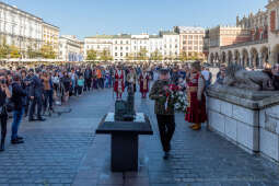 104. rocznica wyzwolenia spod władzy zaborczej – złożenie kwiatów pod tablicą pamiątkową na
