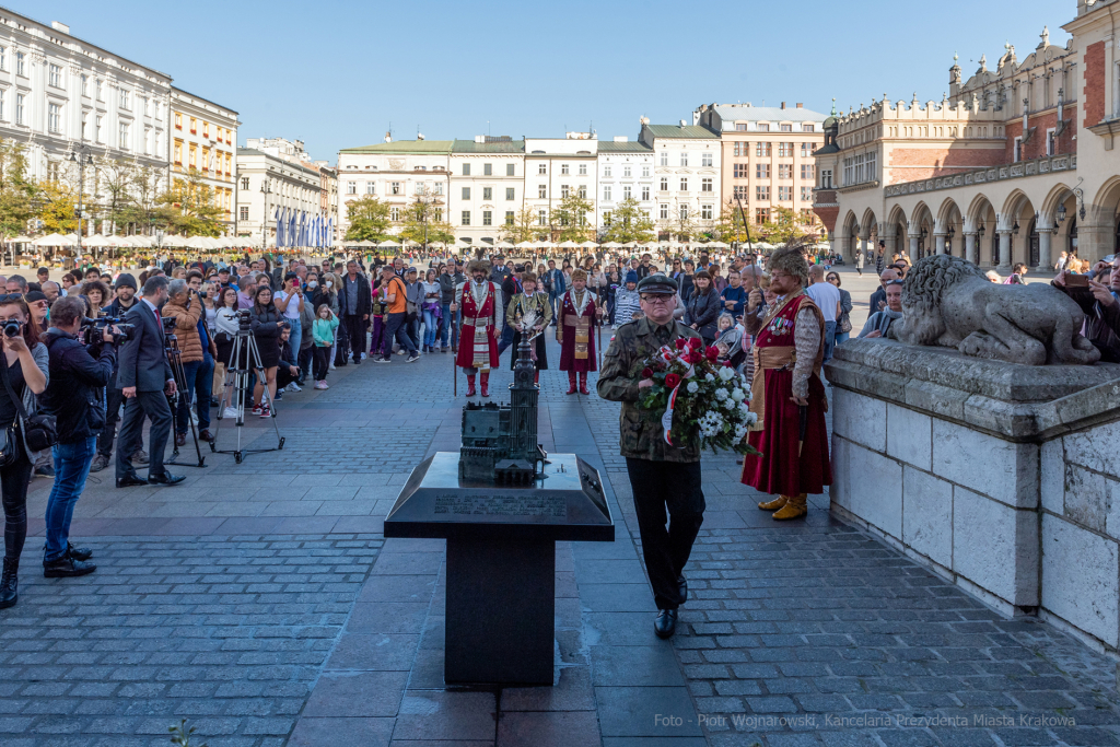 104. rocznica wyzwolenia spod władzy zaborczej – złożenie kwiatów pod tablicą pamiątkową na  Autor: P. Wojnarowski