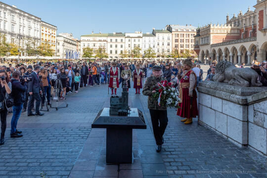 104. rocznica wyzwolenia spod władzy zaborczej – złożenie kwiatów pod tablicą pamiątkową na