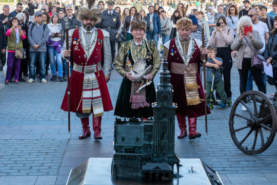 104. rocznica wyzwolenia spod władzy zaborczej – złożenie kwiatów pod tablicą pamiątkową na