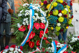 104. rocznica wyzwolenia spod władzy zaborczej – złożenie kwiatów pod tablicą pamiątkową na