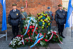 104. rocznica wyzwolenia spod władzy zaborczej – złożenie kwiatów pod tablicą pamiątkową na