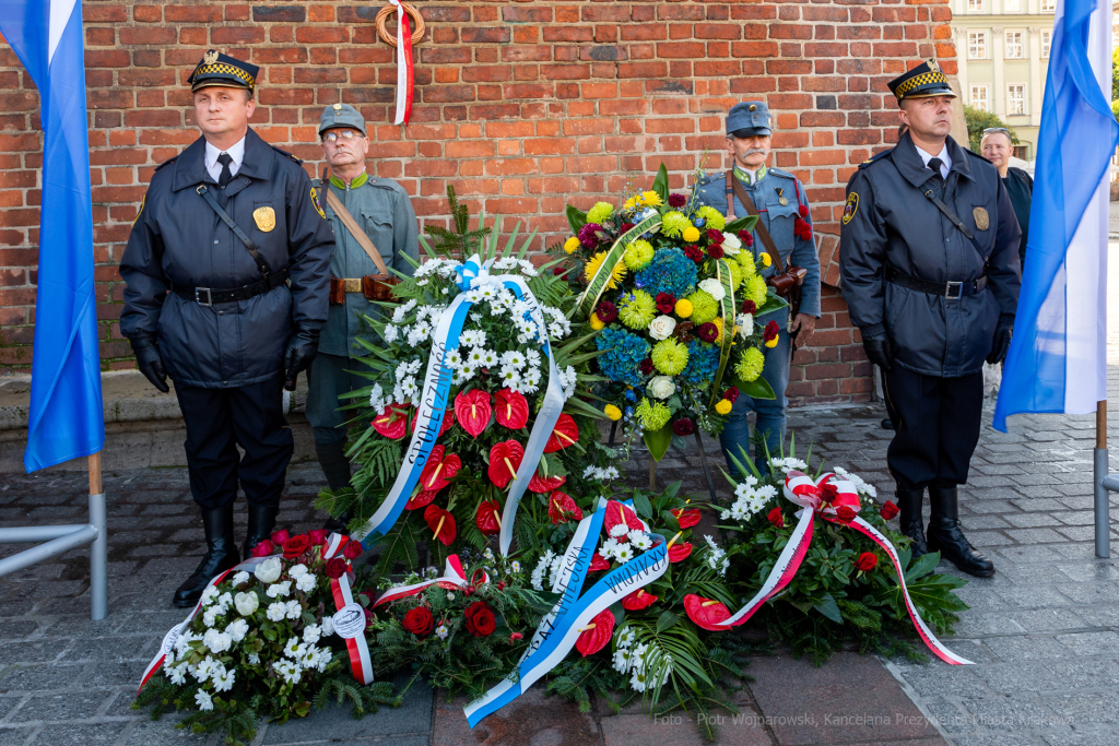 104. rocznica wyzwolenia spod władzy zaborczej – złożenie kwiatów pod tablicą pamiątkową na  Autor: P. Wojnarowski
