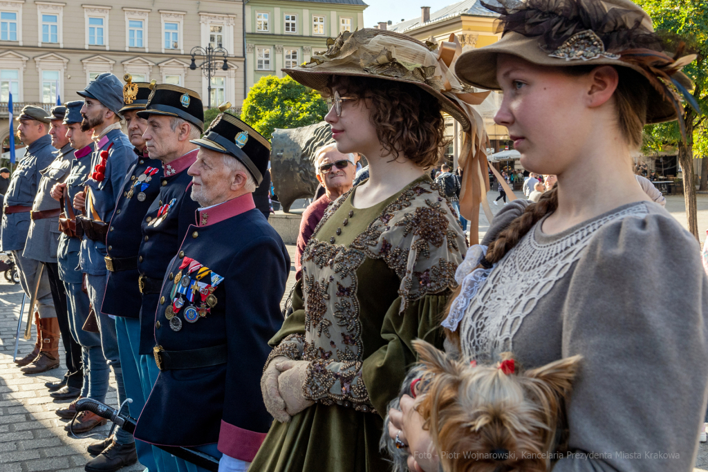 104. rocznica wyzwolenia spod władzy zaborczej – złożenie kwiatów pod tablicą pamiątkową na  Autor: P. Wojnarowski