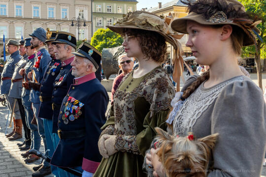 104. rocznica wyzwolenia spod władzy zaborczej – złożenie kwiatów pod tablicą pamiątkową na