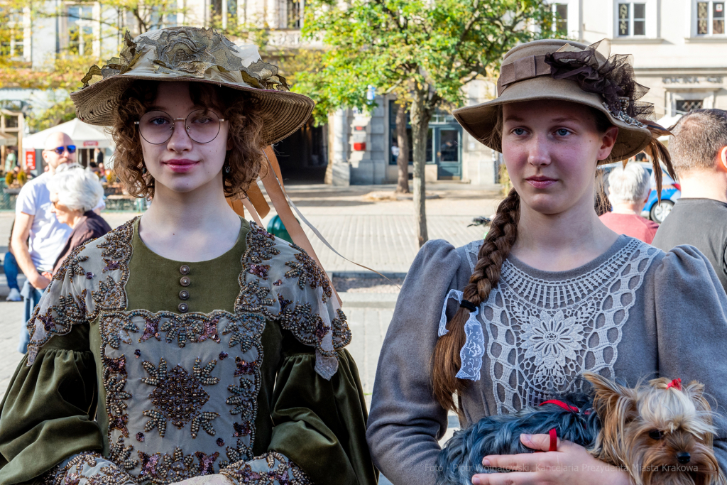 104. rocznica wyzwolenia spod władzy zaborczej – złożenie kwiatów pod tablicą pamiątkową na  Autor: P. Wojnarowski