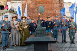 104. rocznica wyzwolenia spod władzy zaborczej – złożenie kwiatów pod tablicą pamiątkową na