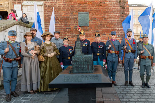 104. rocznica wyzwolenia spod władzy zaborczej – złożenie kwiatów pod tablicą pamiątkową na