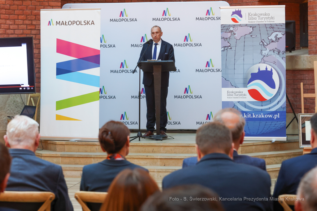 bs_221107_3773.jpg-KIT, Izba Turystyki, Majchrowski  Autor: B. Świerzowski