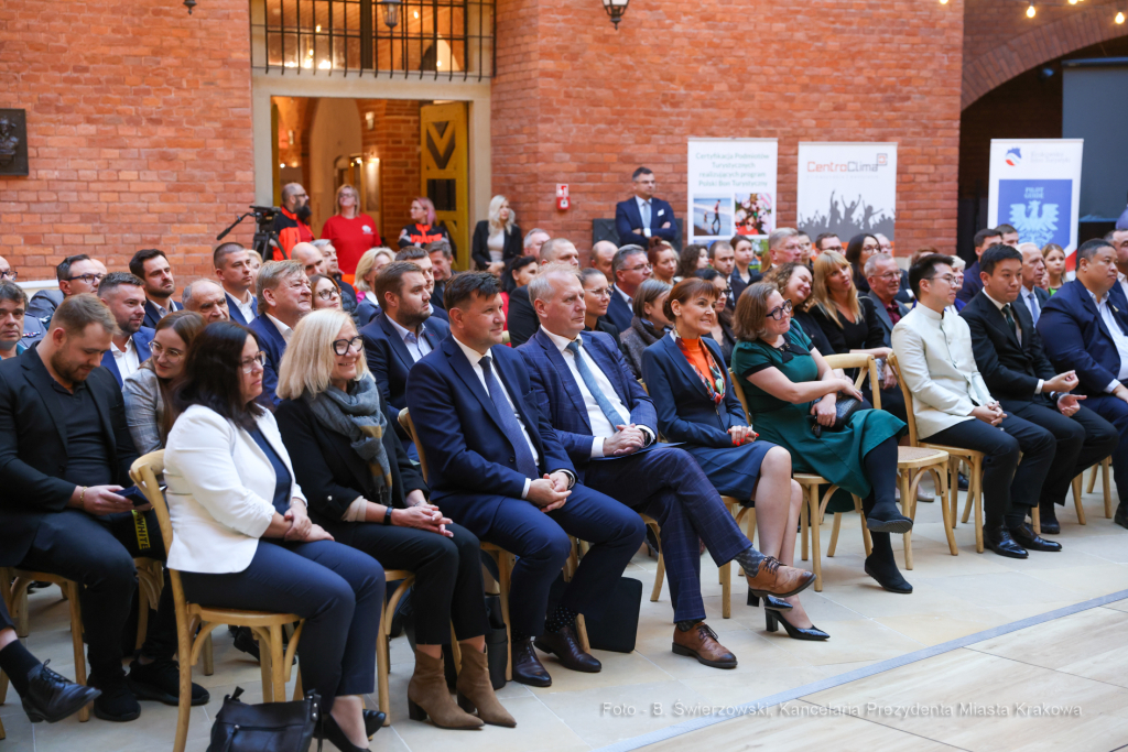 bs_221107_3993.jpg-KIT, Izba Turystyki, Majchrowski  Autor: B. Świerzowski