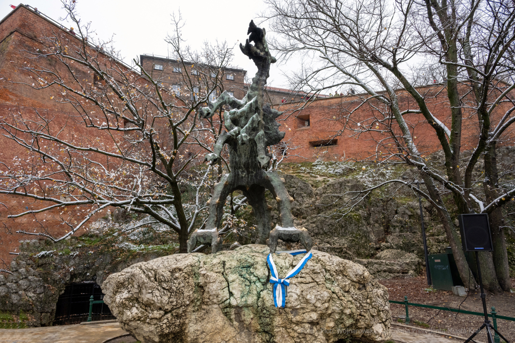 Chromy, smok, Wawel, tablica, odsłonięcie, Majchrowski, 2022, bracia kurkowi, żona, córka, wawel  Autor: P. Wojnarowski