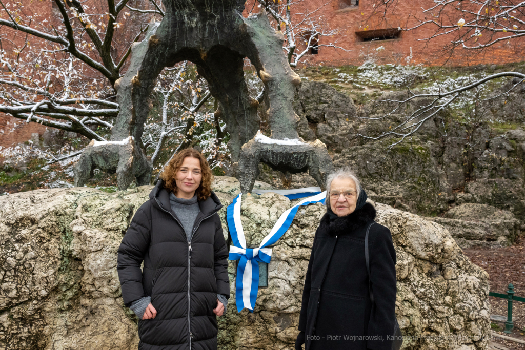 Chromy, smok, Wawel, tablica, odsłonięcie, Majchrowski, 2022, bracia kurkowi, żona, córka, wawel  Autor: P. Wojnarowski