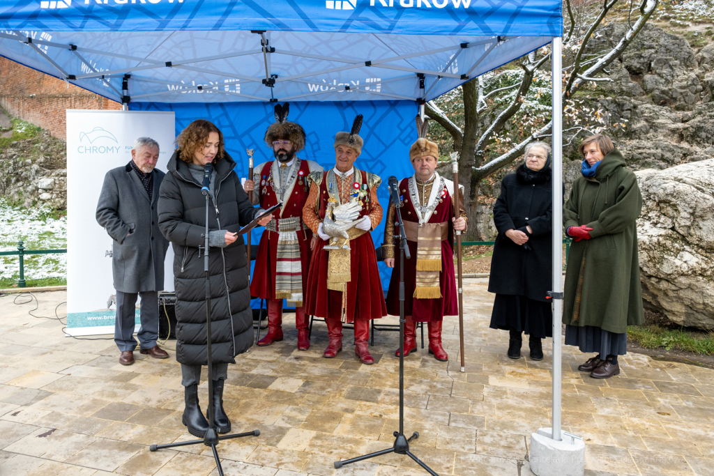 Chromy, smok, Wawel, tablica, odsłonięcie, Majchrowski, 2022, bracia kurkowi, żona, córka, wawel  Autor: P. Wojnarowski