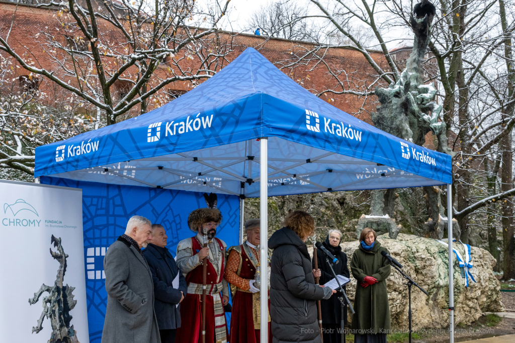 Chromy, smok, Wawel, tablica, odsłonięcie, Majchrowski, 2022, bracia kurkowi, żona, córka, wawel  Autor: P. Wojnarowski