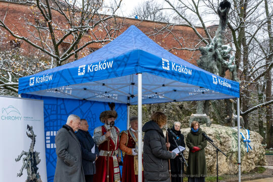 Chromy, smok, Wawel, tablica, odsłonięcie, Majchrowski, 2022, bracia kurkowi, żona, córka, wawel