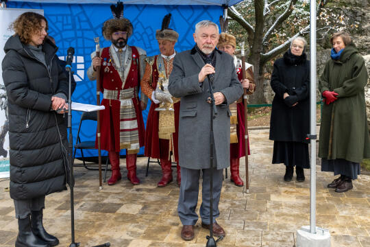 Chromy, smok, Wawel, tablica, odsłonięcie, Majchrowski, 2022, bracia kurkowi, żona, córka, wawel