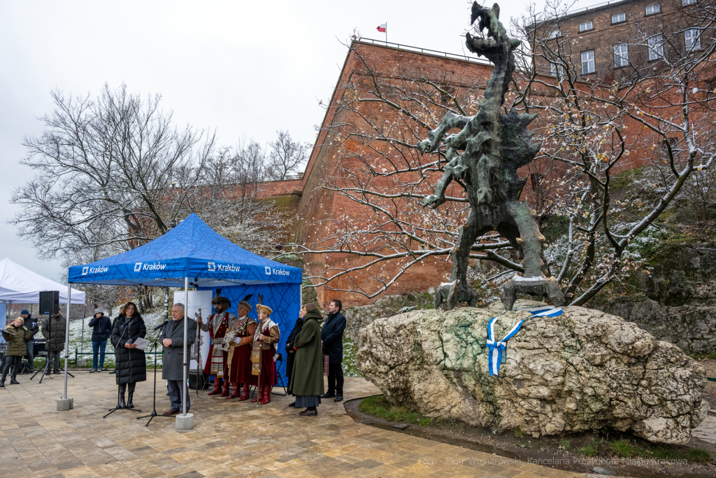 Chromy, smok, Wawel, tablica, odsłonięcie, Majchrowski, 2022, bracia kurkowi, żona, córka, wawel  Autor: P. Wojnarowski