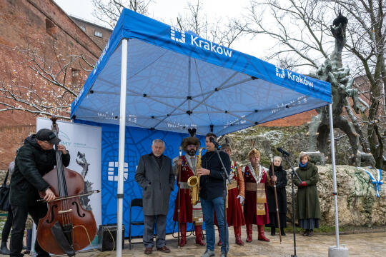 Chromy, smok, Wawel, tablica, odsłonięcie, Majchrowski, 2022, bracia kurkowi, żona, córka, wawel