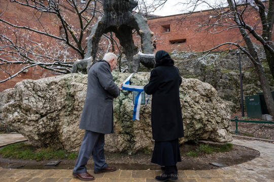 Chromy, smok, Wawel, tablica, odsłonięcie, Majchrowski, 2022, bracia kurkowi, żona, córka, wawel