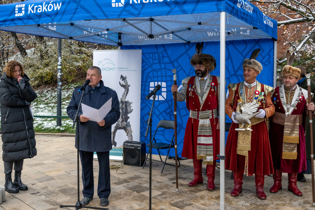 Chromy, smok, Wawel, tablica, odsłonięcie, Majchrowski, 2022, bracia kurkowi, żona, córka, wawel  Autor: P. Wojnarowski