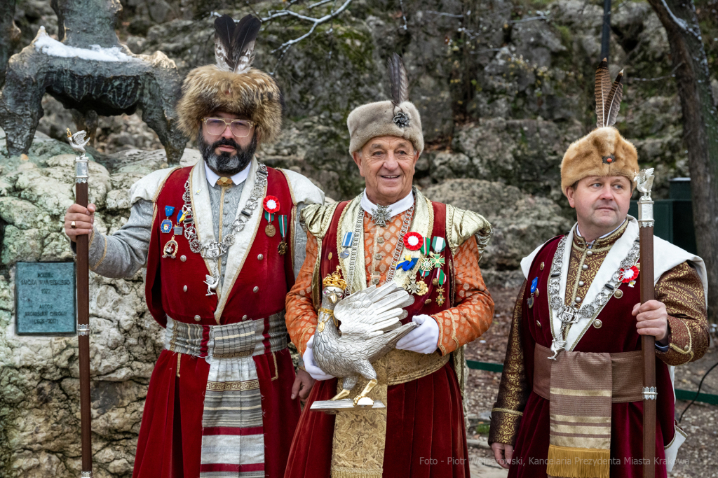 Chromy, smok, Wawel, tablica, odsłonięcie, Majchrowski, 2022, bracia kurkowi, żona, córka, wawel  Autor: P. Wojnarowski