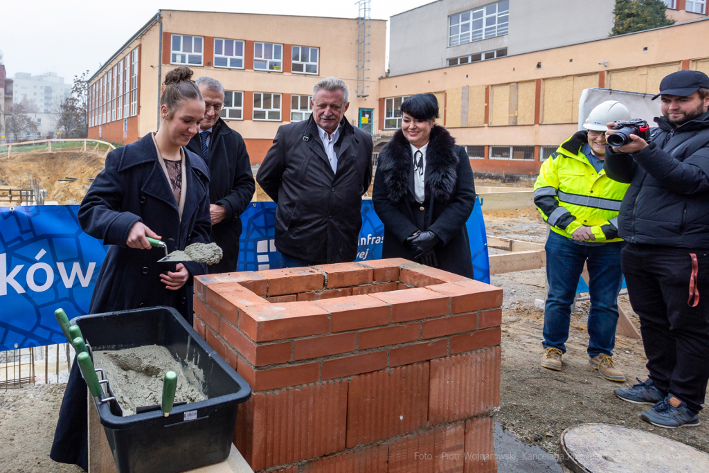 _mg_6091.jpg-akt, erekcyjny, budowa, XXX LO, liceum, wmurowanie, Kulig, 2022, listopad  Autor: P. Wojnarowski