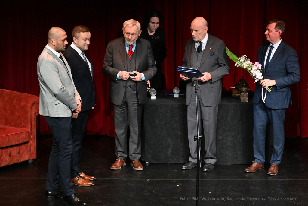 Krakowa 2021 mecenas, Krakowa, nagroda, miasta, Majchrowski, kultury, 2022, listopad, statuetki  Autor: P. Wojnarowski