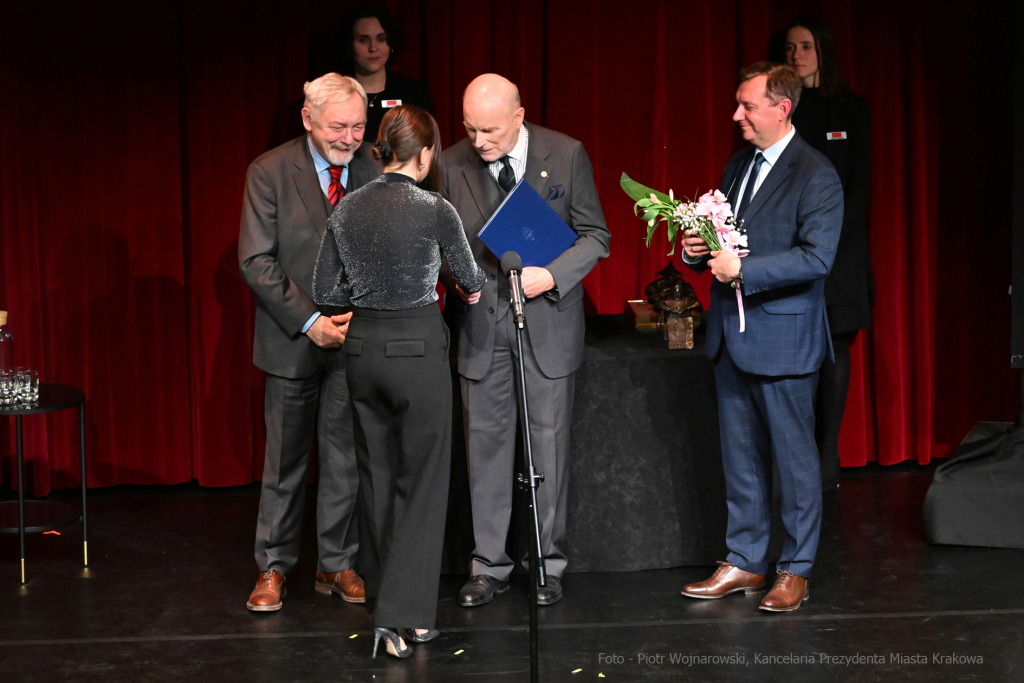 Krakowa 2021 mecenas, Krakowa, nagroda, miasta, Majchrowski, kultury, 2022, listopad, statuetki  Autor: P. Wojnarowski