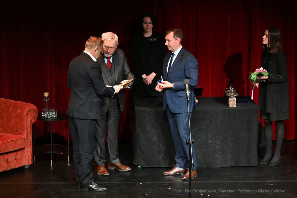 Krakowa 2021 mecenas, Krakowa, nagroda, miasta, Majchrowski, kultury, 2022, listopad, statuetki  Autor: P. Wojnarowski
