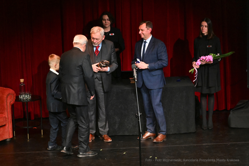 Krakowa 2021 mecenas, Krakowa, nagroda, miasta, Majchrowski, kultury, 2022, listopad, statuetki  Autor: P. Wojnarowski
