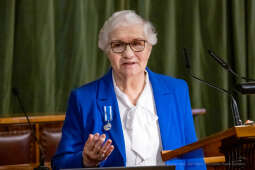 umk_4539.jpg-Maksymowicz, Lidia, obóz, Auschwitz-Birkenau, dziecko, Majchrowski, Honoris Gratia