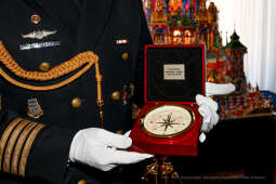 umk_0438.jpg-ORP Kraków, marynarze, Majchrowski, wizyta, kompas, spotkanie