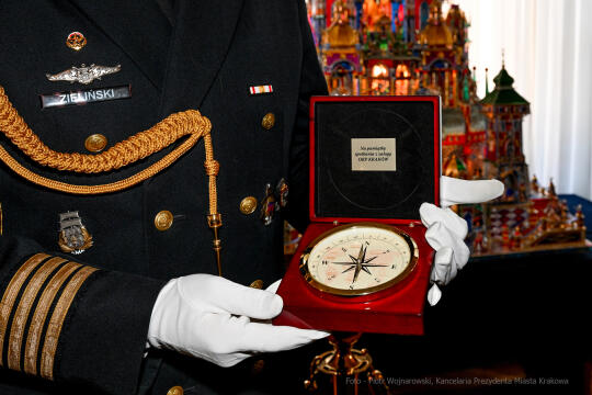 umk_0438.jpg-ORP Kraków, marynarze, Majchrowski, wizyta, kompas, spotkanie