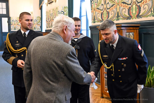 umk_0452.jpg-ORP Kraków, marynarze, Majchrowski, wizyta, kompas, spotkanie