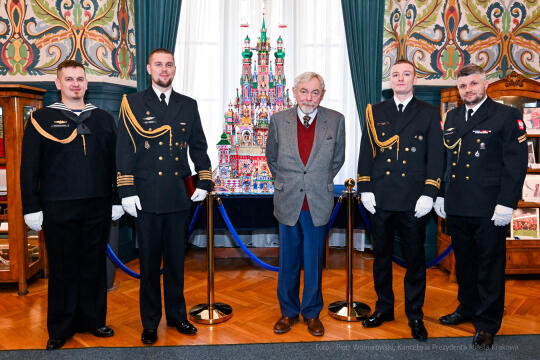 umk_0492.jpg-ORP Kraków, marynarze, Majchrowski, wizyta, kompas, spotkanie