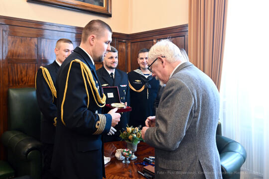 umk_0519.jpg-ORP Kraków, marynarze, Majchrowski, wizyta, kompas, spotkanie