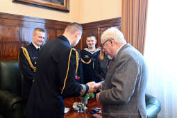 umk_0537.jpg-ORP Kraków, marynarze, Majchrowski, wizyta, kompas, spotkanie