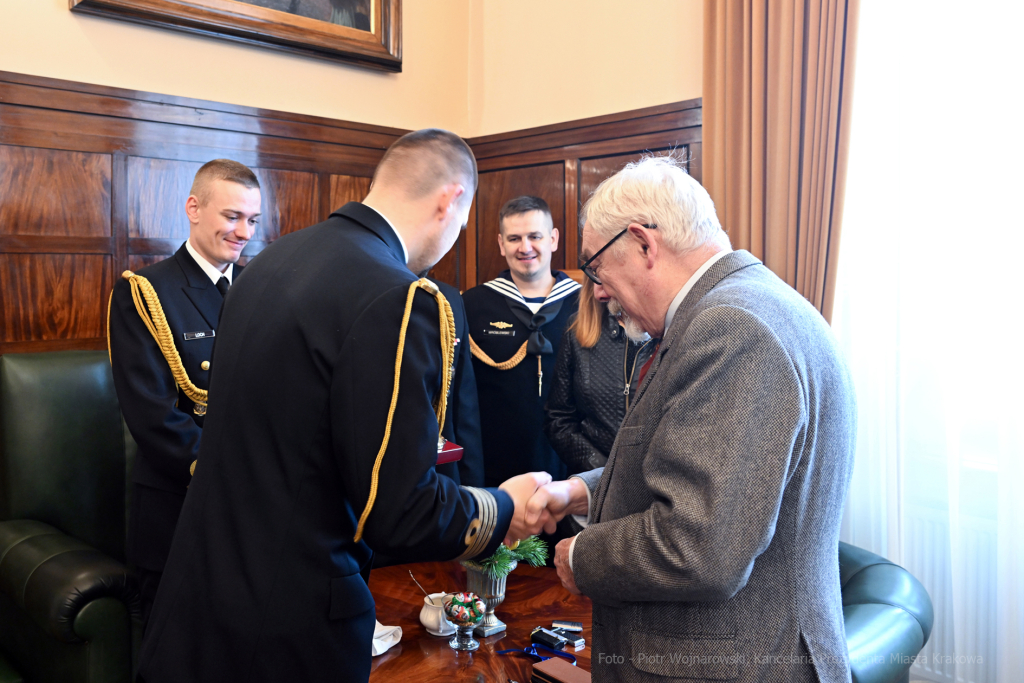 umk_0537.jpg-ORP Kraków, marynarze, Majchrowski, wizyta, kompas, spotkanie  Autor: P. Wojnarowski