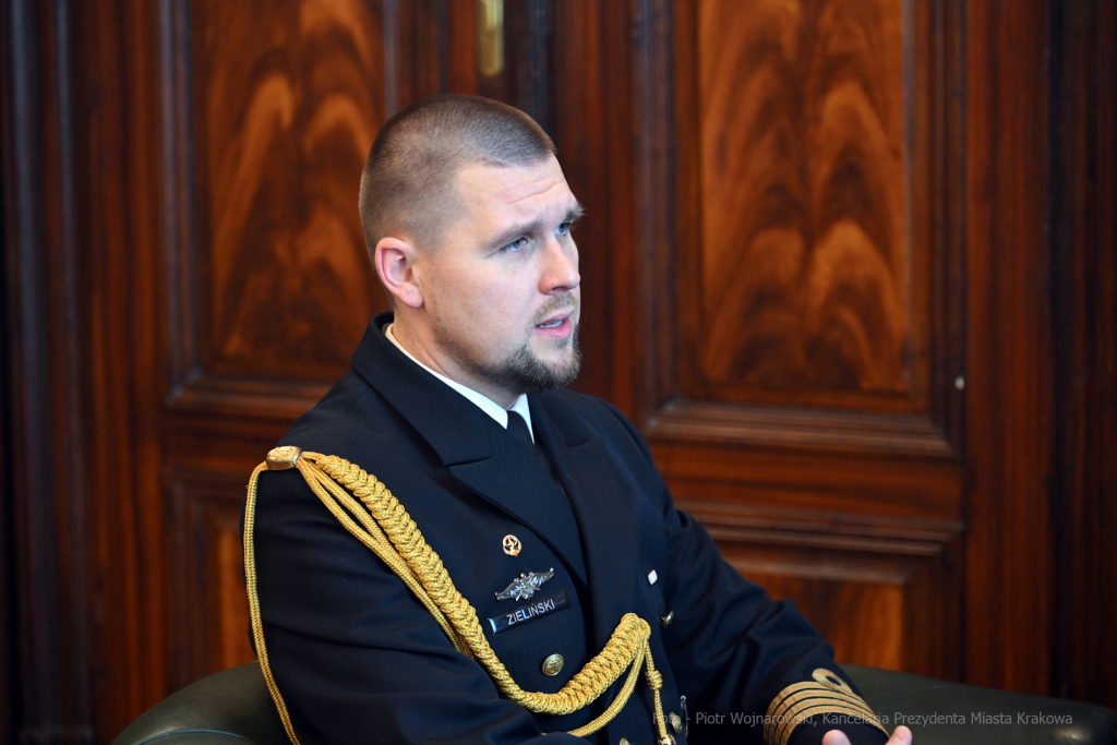 umk_0658.jpg-ORP Kraków, marynarze, Majchrowski, wizyta, kompas, spotkanie  Autor: P. Wojnarowski