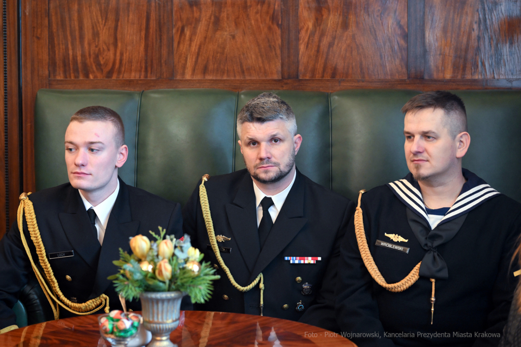 umk_0671.jpg-ORP Kraków, marynarze, Majchrowski, wizyta, kompas, spotkanie  Autor: P. Wojnarowski