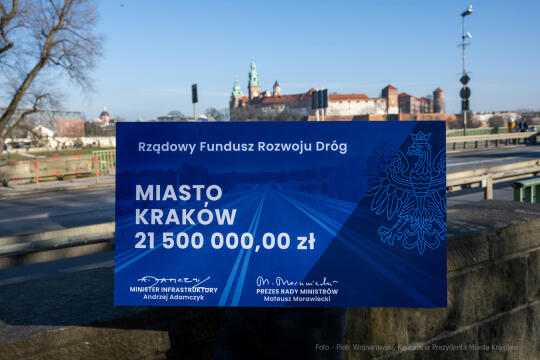 umk_1335.jpg-przekazanie, czek, drogi, remonty, Adamczyk, Majchrowski, Kraków, 2023