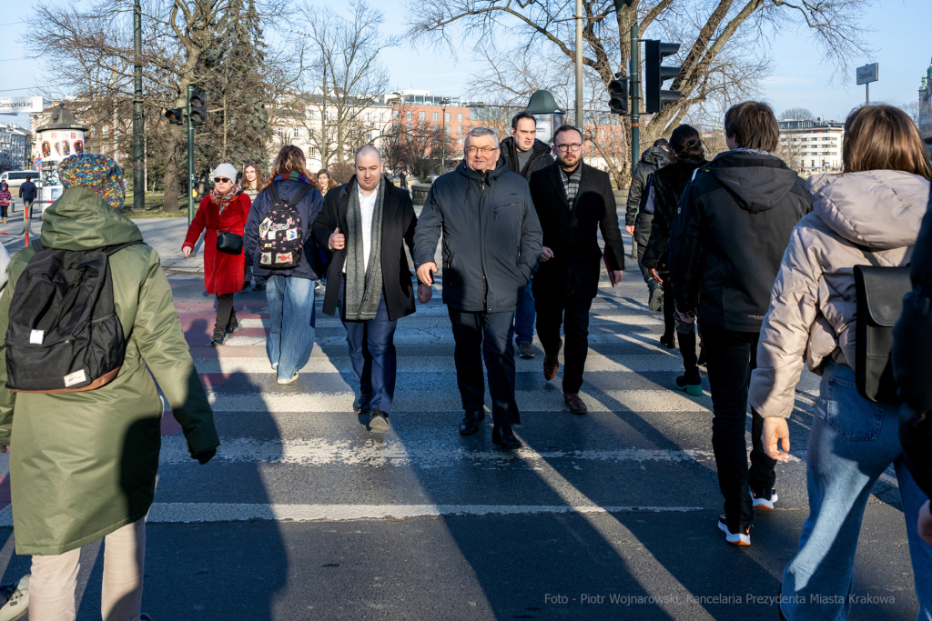 umk_1424.jpg-przekazanie, czek, drogi, remonty, Adamczyk, Majchrowski, Kraków, 2023  Autor: P. Wojnarowski