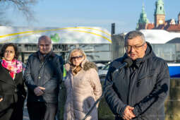 umk_1511.jpg-przekazanie, czek, drogi, remonty, Adamczyk, Majchrowski, Kraków, 2023