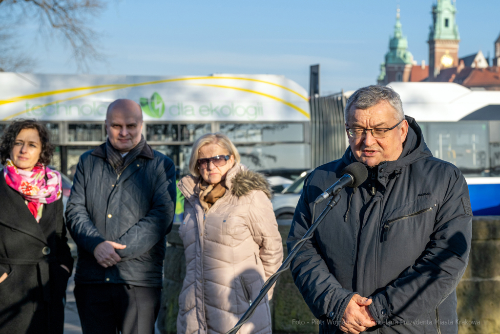 umk_1511.jpg-przekazanie, czek, drogi, remonty, Adamczyk, Majchrowski, Kraków, 2023  Autor: P. Wojnarowski