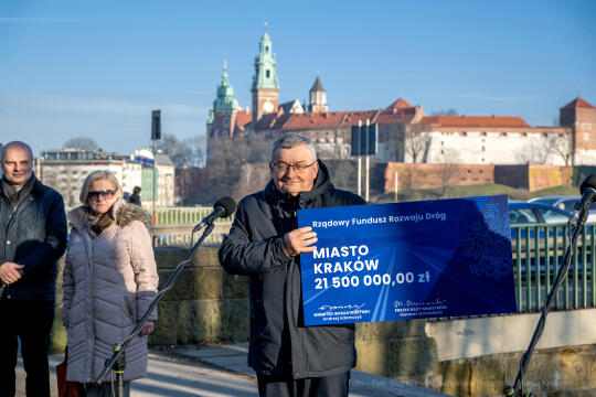 umk_1552.jpg-przekazanie, czek, drogi, remonty, Adamczyk, Majchrowski, Kraków, 2023